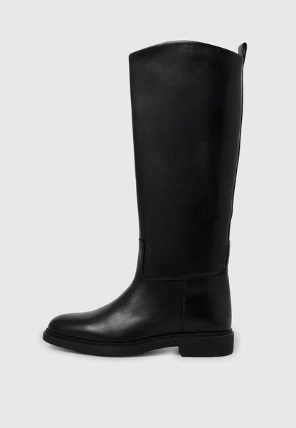 Теплая обувь: выбираем стильную пару на холодный сезон у российских брендов