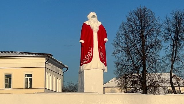 Мэр Ирбита снимет с Ленина костюм Деда Мороза после шквала хейта в интернете