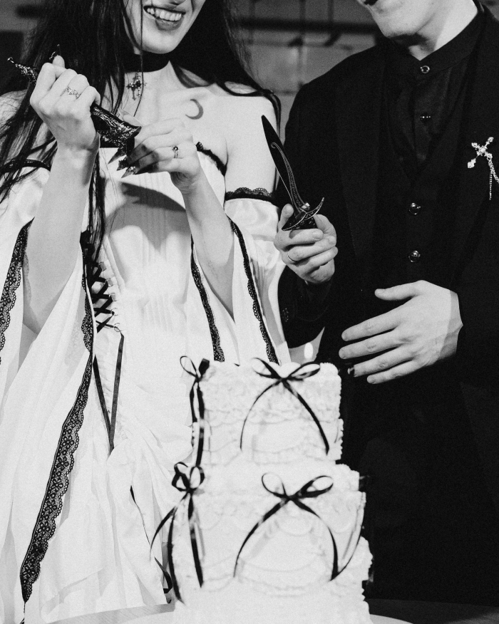 Разбитые зеркала, эстетика заброшенного поместья и пивное казино - антибрайд свадьба пары из Санкт-Петербурга в AF Brew Taproom