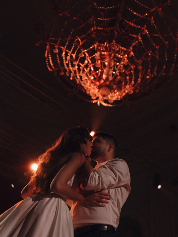 Трогательная церемония в ЗАГСе, караоке под аккомпанемент рояля и танцевальная битва в завершение вечера - свадьба пары из Санкт Петербурга