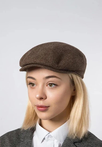 Шапки, береты и кепки: самые модные головные уборы зимы 2025/26