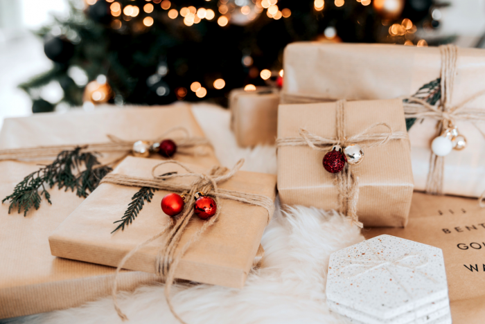 Что подарить жене на Новый год — 2026: 100 идей и советы по выбору презента