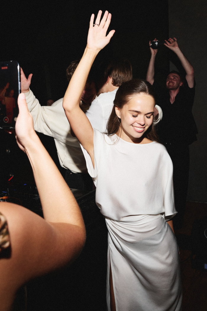 Церемония у воды, клятвы в формате импровизации и зажигательный диджей-сет - свадьба пары из Москвы в яхт-клубе Sky River