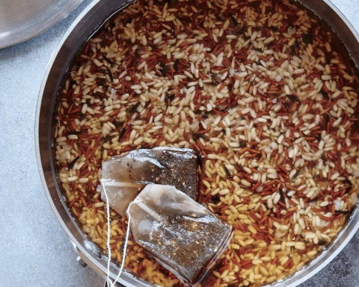 Для чего не выбрасывают чайный пакетик, а оставляют его в раковине, и как он решит одну пренеприятную проблему