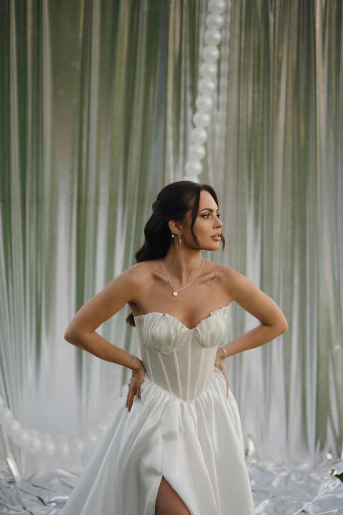 Полёт жениха на вертолёте, зеркальный подиум с прозрачными лепестками и салют под песню Dancing Queen - праздник на площадке The Sun