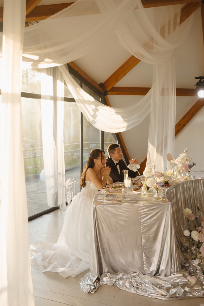 Полёт жениха на вертолёте, зеркальный подиум с прозрачными лепестками и салют под песню Dancing Queen - праздник на площадке The Sun