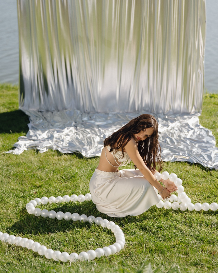 Полёт жениха на вертолёте, зеркальный подиум с прозрачными лепестками и салют под песню Dancing Queen - праздник на площадке The Sun