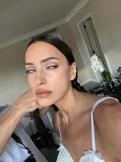 Ирина Шейк вышла в свет в бюстгальтере и брюках-белье