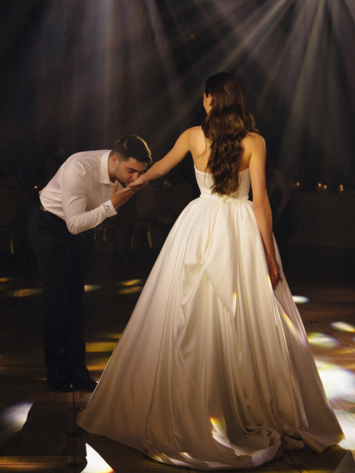 Трогательная церемония в ЗАГСе, караоке под аккомпанемент рояля и танцевальная битва в завершение вечера - свадьба пары из Санкт Петербурга