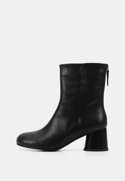 Теплая обувь: выбираем стильную пару на холодный сезон у российских брендов