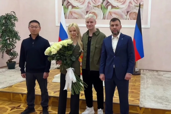 Свадьба в милитари: дизайнер оценил вызывающие наряды Shaman и Мизулиной