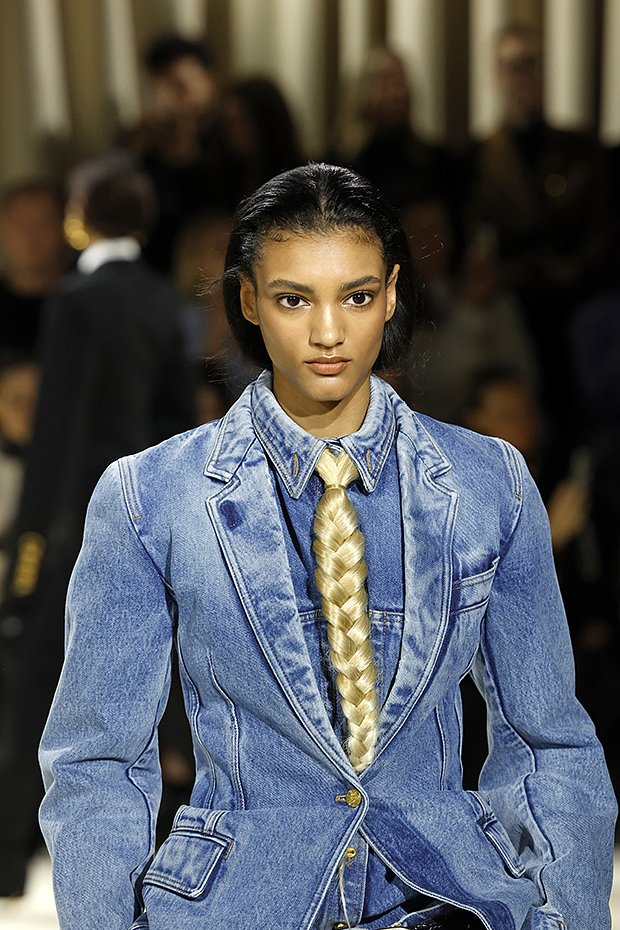 Женщины перестали бриться, а бренды зарабатывают миллионы на белье с волосами. Почему растительность на теле стала трендом?