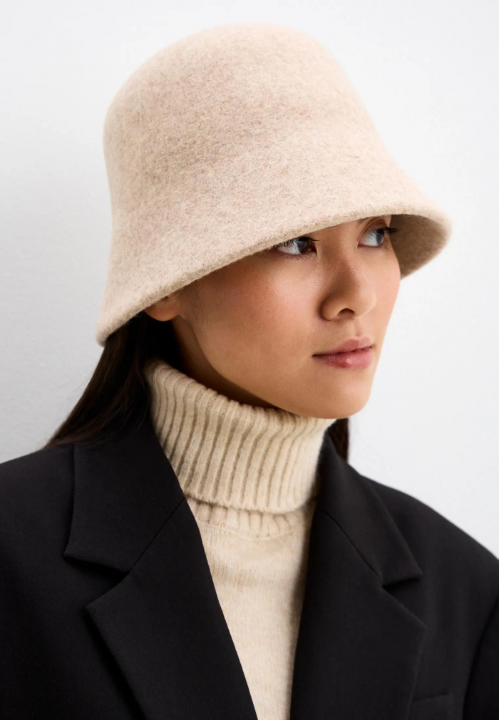 Шапки, береты и кепки: самые модные головные уборы зимы 2025/26