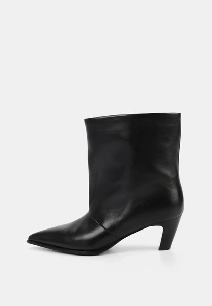 Теплая обувь: выбираем стильную пару на холодный сезон у российских брендов