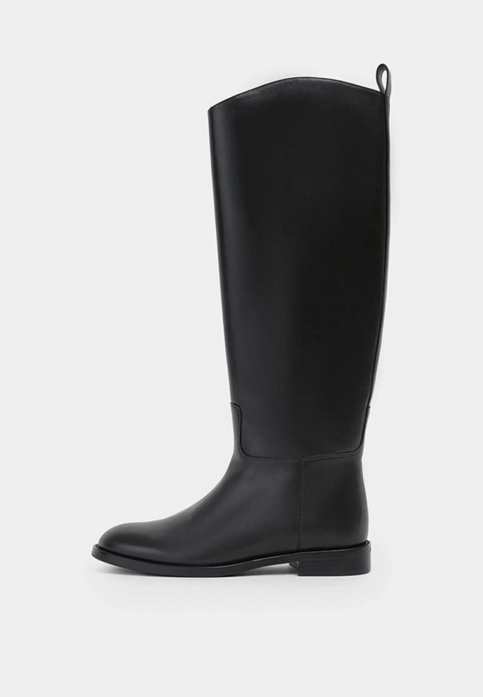 Теплая обувь: выбираем стильную пару на холодный сезон у российских брендов