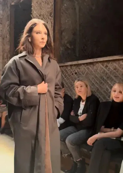 Жена главы Газпромбанка Андрея Акимова Даша Попова приняла участие в показе Александра Терехова