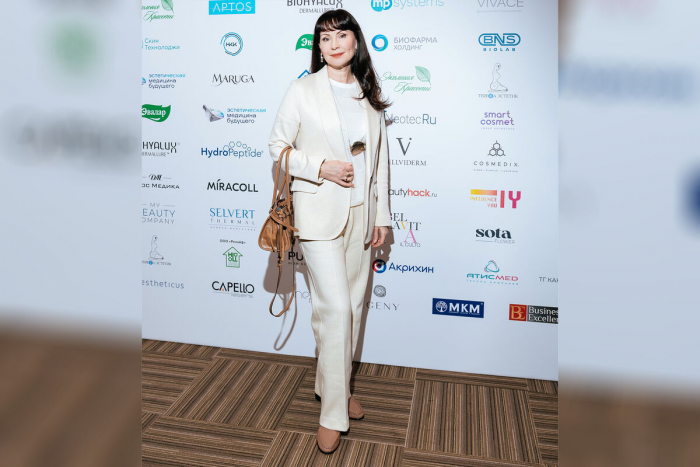 Актриса Нонна Гришаева появилась на публике в белом костюме