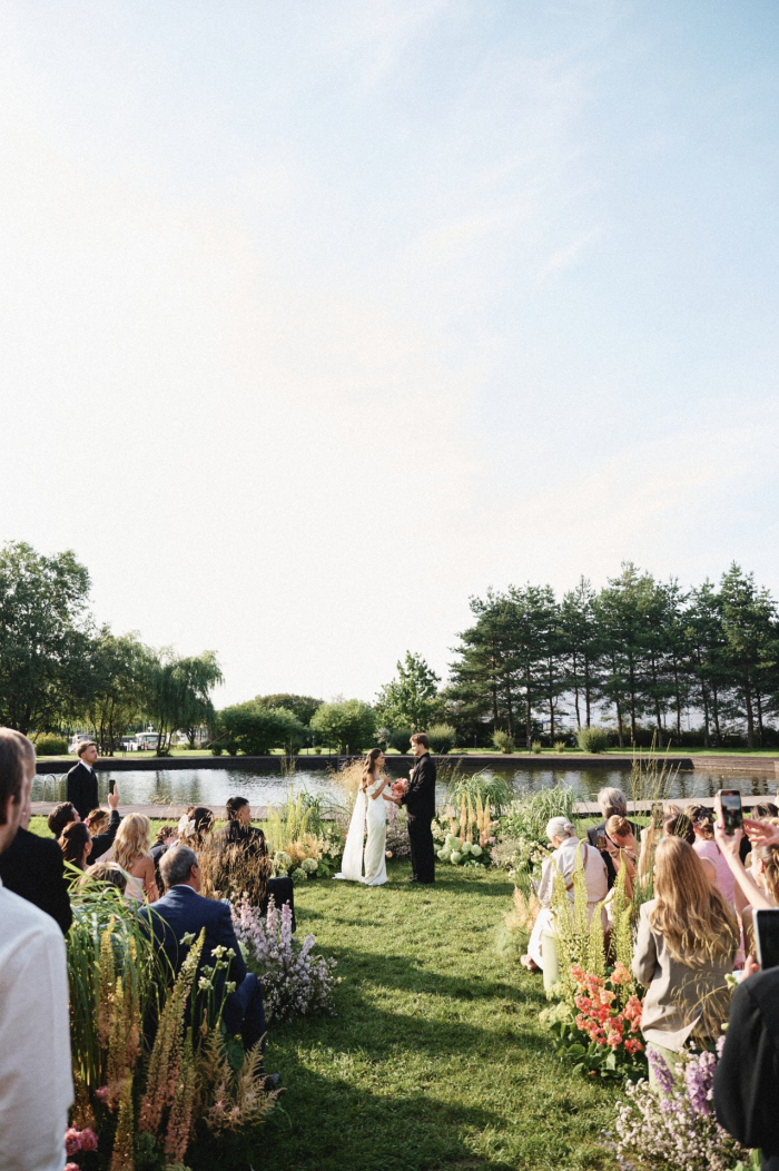 Церемония у воды, клятвы в формате импровизации и зажигательный диджей-сет - свадьба пары из Москвы в яхт-клубе Sky River