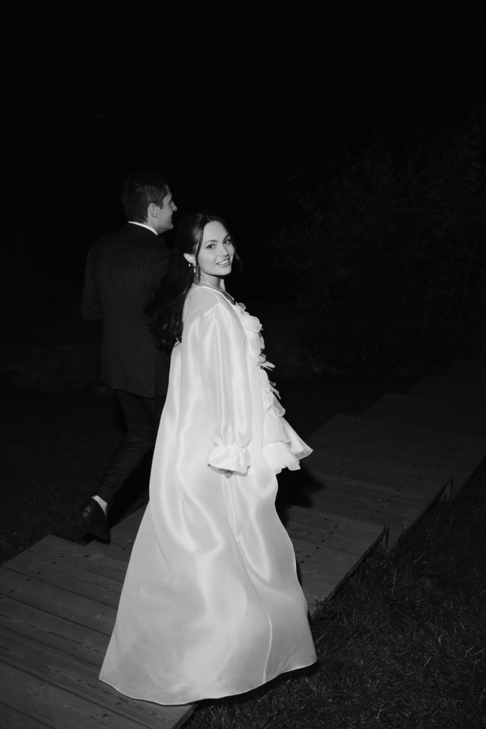 Полёт жениха на вертолёте, зеркальный подиум с прозрачными лепестками и салют под песню Dancing Queen - праздник на площадке The Sun