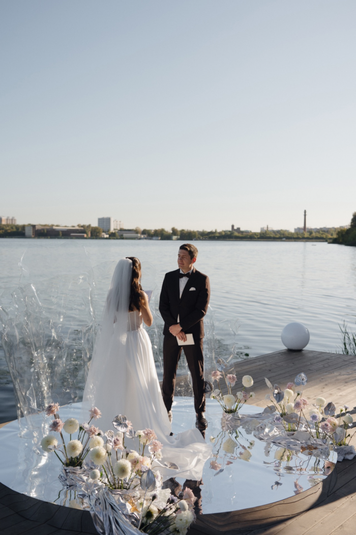 Полёт жениха на вертолёте, зеркальный подиум с прозрачными лепестками и салют под песню Dancing Queen - праздник на площадке The Sun