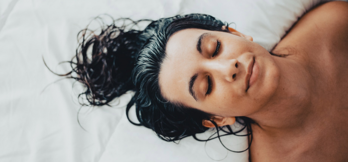 Простуда и спазм сосудов: безобидный ритуал перед сном губит ваши волосы и здоровье