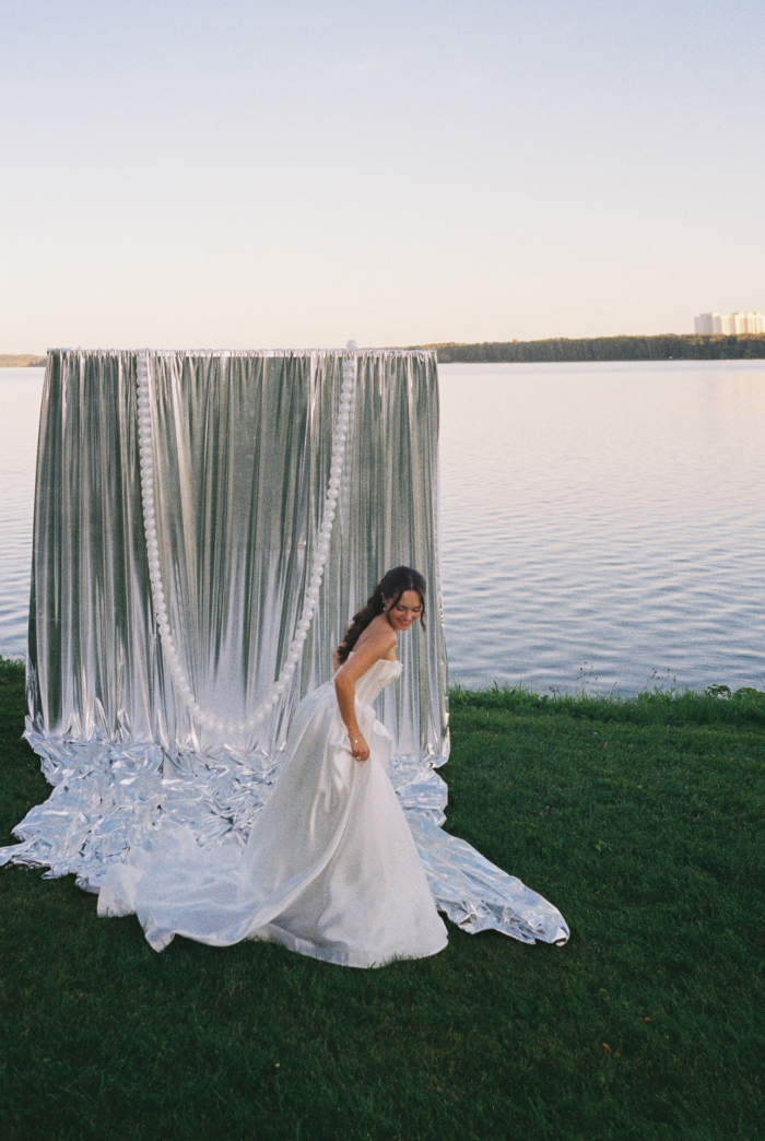 Полёт жениха на вертолёте, зеркальный подиум с прозрачными лепестками и салют под песню Dancing Queen - праздник на площадке The Sun