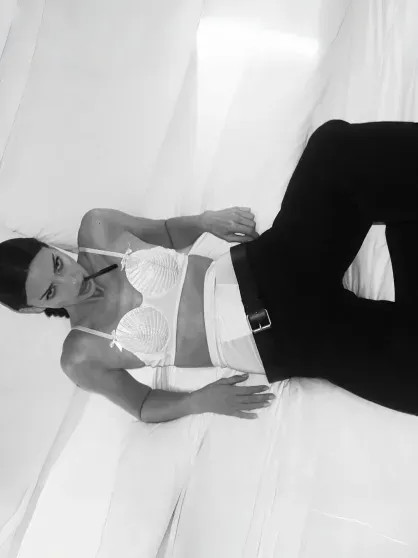 Ирина Шейк вышла в свет в бюстгальтере и брюках-белье