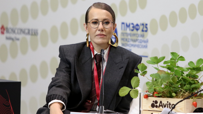 Журналистка Ксения Собчак снялась в атласном платье с глубоким декольте