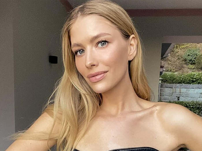 Бывшая жена российского миллиардера надела шубу на голое тело в лифте