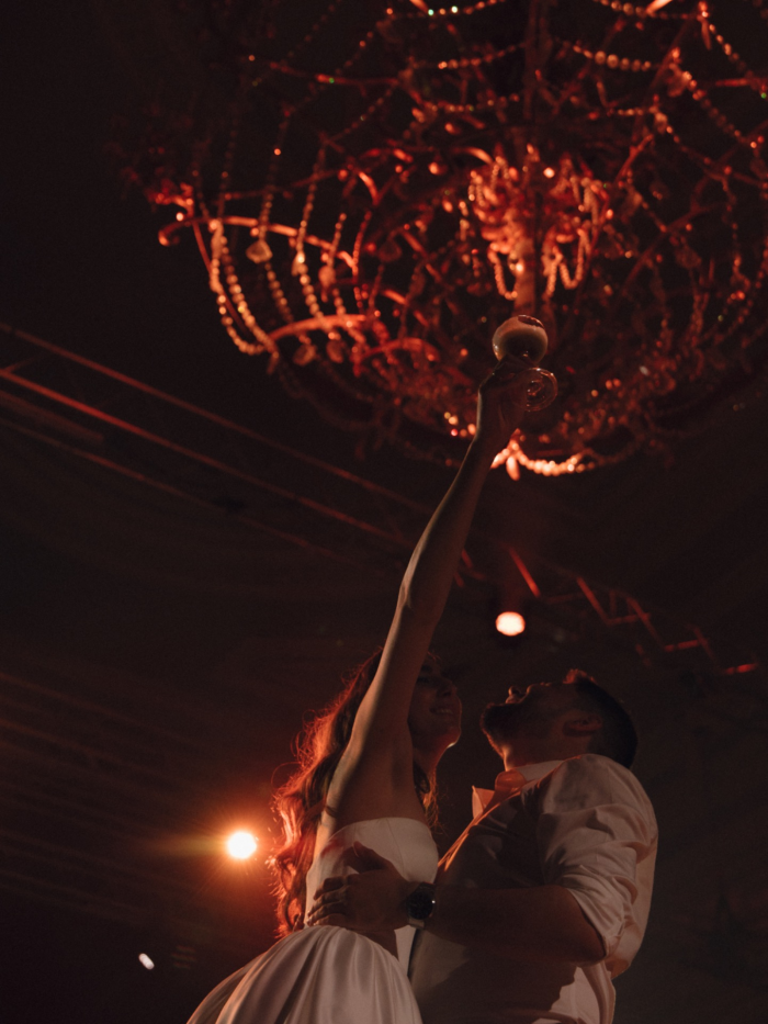 Трогательная церемония в ЗАГСе, караоке под аккомпанемент рояля и танцевальная битва в завершение вечера - свадьба пары из Санкт Петербурга