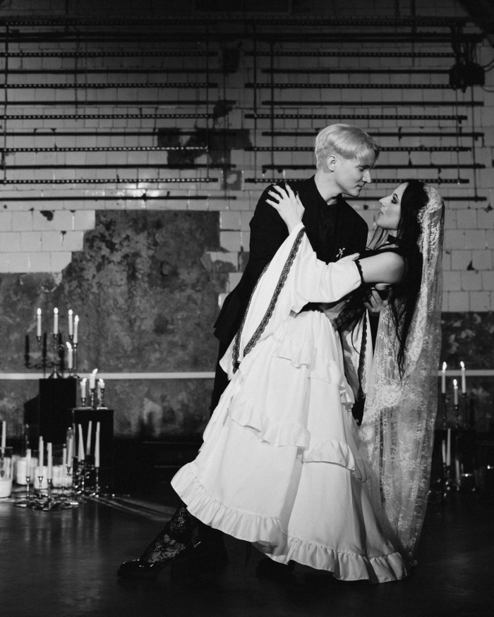 Разбитые зеркала, эстетика заброшенного поместья и пивное казино - антибрайд свадьба пары из Санкт-Петербурга в AF Brew Taproom