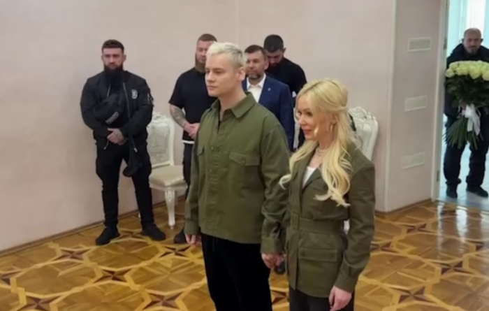 «Невероятная смелость!»: Шаман и Екатерина шокировали всех, потратив 300 тысяч на свадебные наряды цвета хаки