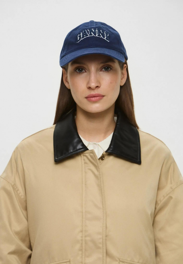 Шапки, береты и кепки: самые модные головные уборы зимы 2025/26