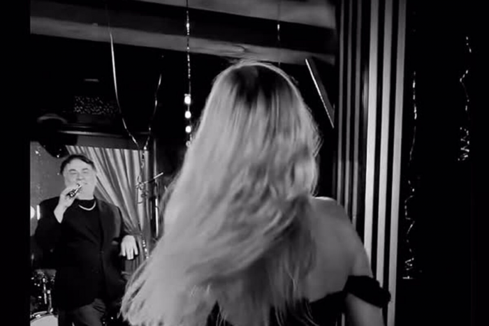 Жена футболиста Евгения Алдонина показала фигуру в ультракоротком платье