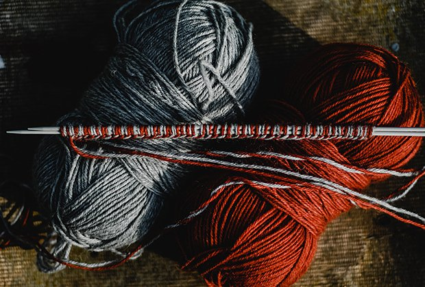 Что подарить парню на Новый год — 2026: 40+ идей