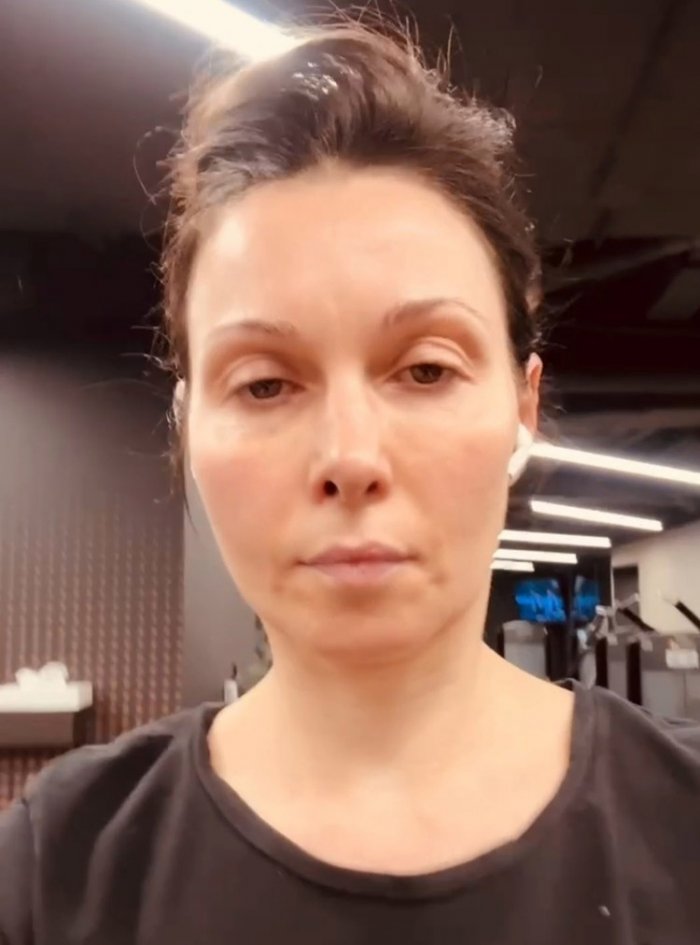 «Как будто рождена с помадой»: зачем Юлия Пересильд брала косметичку в космос, и почему звезды не боятся показать себя без макияжа