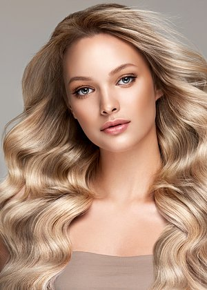 В чем пойти на новогодний корпоратив 2025–2026: идеи модных образов и советы стилиста