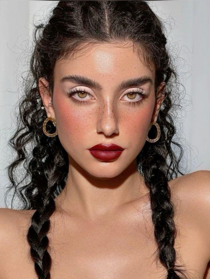 Макияж на Новый год 2026: как выглядеть роскошно в год Лошади