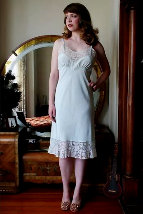 5 причин, которые делали комбинацию неотъемлемым элементом гардероба советской женщины