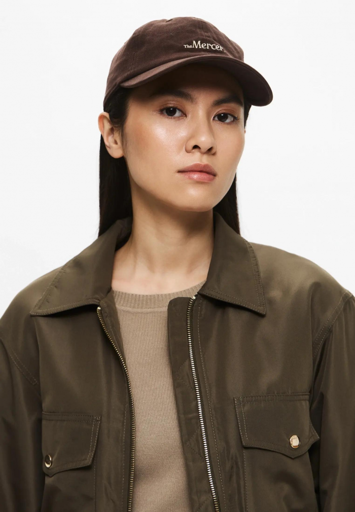 Шапки, береты и кепки: самые модные головные уборы зимы 2025/26