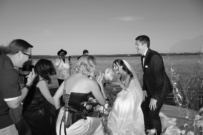 Полёт жениха на вертолёте, зеркальный подиум с прозрачными лепестками и салют под песню Dancing Queen - праздник на площадке The Sun