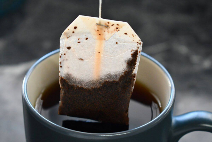 Для чего не выбрасывают чайный пакетик, а оставляют его в раковине, и как он решит одну пренеприятную проблему