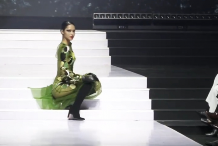 Падение манекенщицы на подиуме на Неделе моды неожиданно восхитило пользователей сети