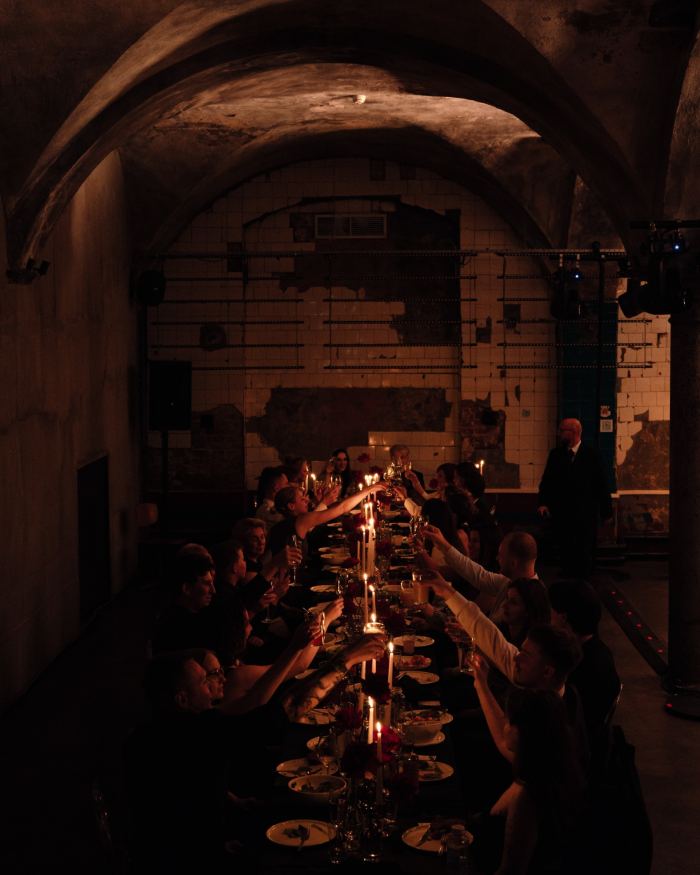 Разбитые зеркала, эстетика заброшенного поместья и пивное казино - антибрайд свадьба пары из Санкт-Петербурга в AF Brew Taproom