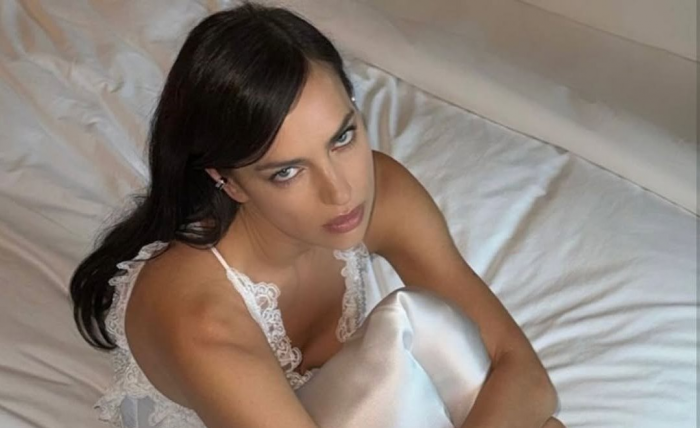 Модель Ирина Шейк опубликовала фото в комбинации с глубоким декольте