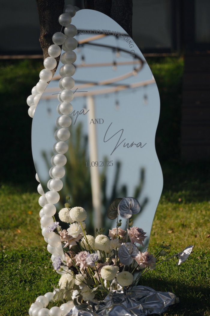 Полёт жениха на вертолёте, зеркальный подиум с прозрачными лепестками и салют под песню Dancing Queen - праздник на площадке The Sun