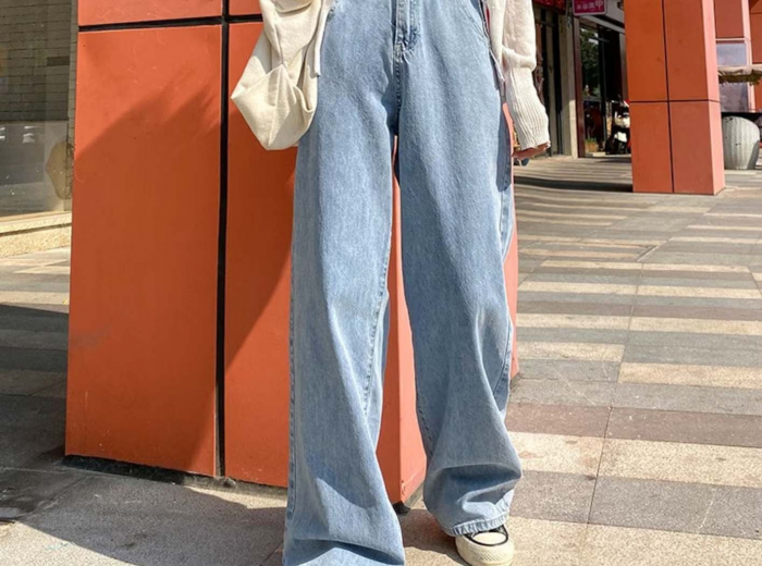 Три модели джинсов из 70-х, которые вернулись в моду в 2025 году