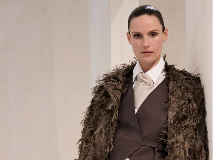 Меховые жилетки опять в тренде: какие выбрать и как носить осенью и зимой