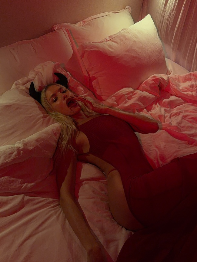 Елена Перминова максимально оголилась на Хэллоуин