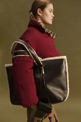 Модные женские сумки на зиму 2026 года: трендовые модели с фото, цвета, материалы и принты